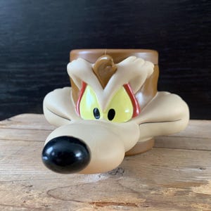 1993 Wile E Coyote Plastic Mug, Warmer Brothers, Looney Tunes Cartoon, Kids 3D Cup, Fun Collectable, Has some faint marks