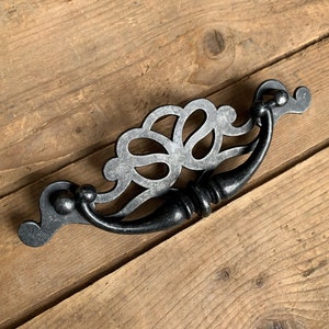 1x Großer Schwarz Metall Drop Bail Schubladenknauf - 15,2 cm Vintage Schubladenbeschläge - Bergung geborgener Knauf - Drop Swing Griff - 9,5 cm - Kratzer