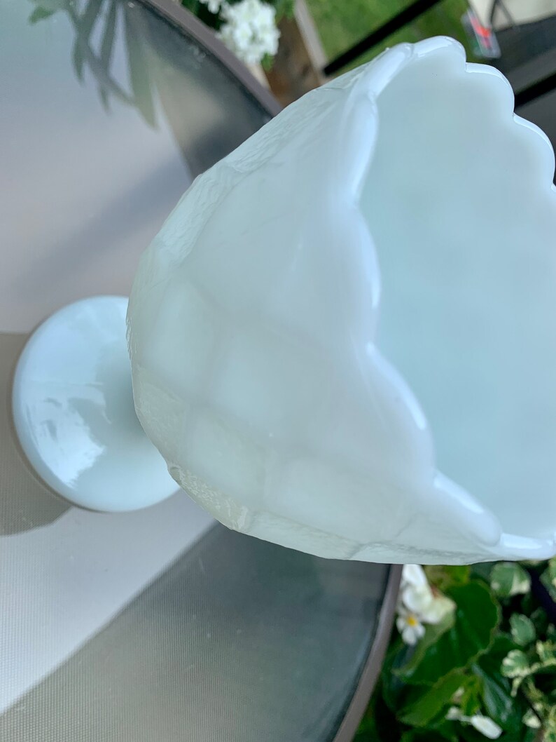 K&ouml;nnte beinhalten: Eine wei&szlig;e Milchglas-Bonbonschale mit gewelltem Rand und einem Sockel.