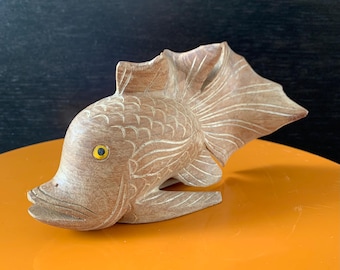 Handgeschnitzter Holzfisch - Holzfigur - Handgemachte Holzskulptur - Fischskulptur mit aufwendigen Details - 18 cm lange Fischfigur