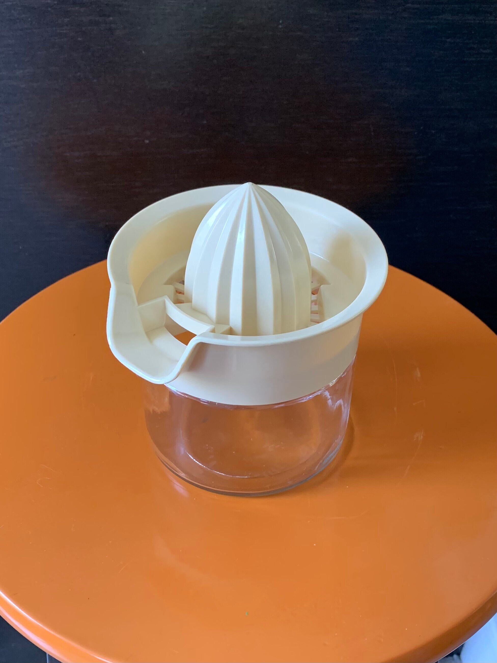 Old fashioned top hand juicer