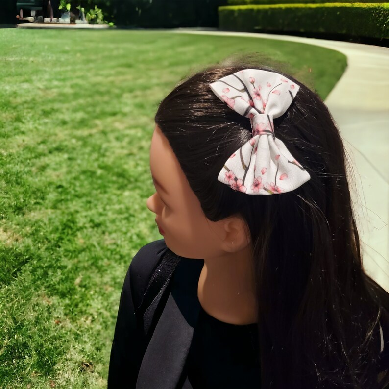 Other view of the bow of how it look on the hair.