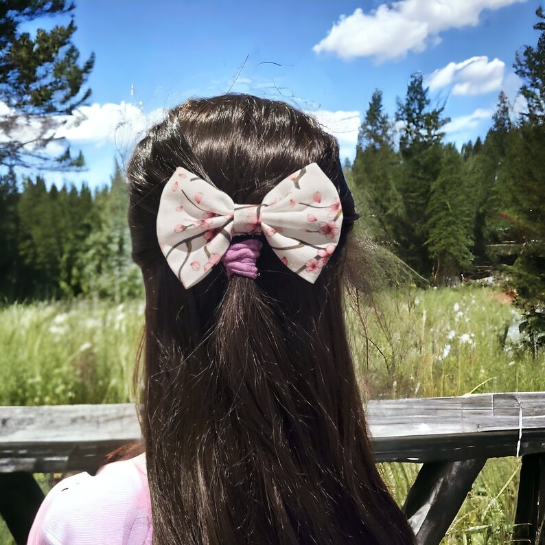 Picture showing the bow the way it looks on your hair.