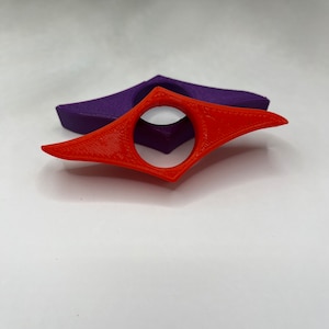 Op de afbeelding: Twee bladwijzers, een oranje en een paarse, liggen op elkaar. De oranje bladwijzer ligt bovenop de paarse bladwijzer.