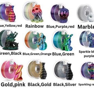 Peut inclure: Plusieurs bobines de filament pour imprimante 3D aux couleurs vari&eacute;es, chacune accompagn&eacute;e d'un objet d&eacute;coratif imprim&eacute; en 3D. Les couleurs incluent le rouge, l'or, le noir, le bleu, le jaune, l'arc-en-ciel, le violet, le marbre, le vert, l'orange et l'argent. Des &eacute;tiquettes textuelles identifient les combinaisons de couleurs.