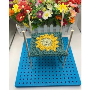 Può includere: Una tazza di ceramica bianca con manico nero e la scritta "But First, Coffee" in grassetto nero. La tazza è posta su uno sfondo neutro, che ne evidenzia il design semplice.