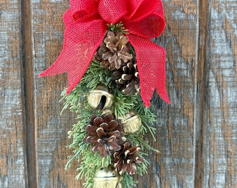 Campanas de bruja de Yule, decoración pagana del solsticio, piñas de Wisconsin, cascabeles de trineo, colgador de pomo de puerta, Navidad rústica con aires amaderados, hecho a pedido
