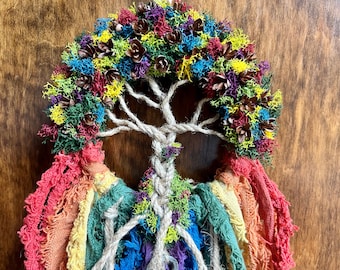 Árbol de la Vida con Campanas de Bruja, Mini Corona de 12,7 cm para Pomo de Puerta, Árbol de los Sueños Arcoíris, Regalo de Inauguración, Árbol Musgoso Colorido, Orgullo, Hecho a Pedido