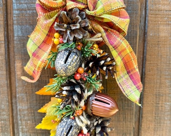 Campanas de bruja otoñales, decoración otoñal para pomo de puerta, campanas de bellota, piñas de Door County, hojas de otoño, colgador de puerta, rústico amaderado, cintas a cuadros