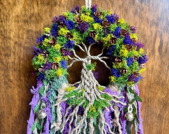 Campanas de bruja Árbol de la Vida, mini corona de musgo de 5 pulgadas, cintas y musgo morado y verde, pomo de puerta, protección para la puerta del hogar, decoración pagana, HECHO A PEDIDO