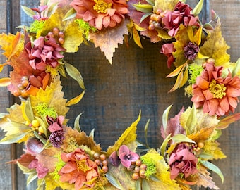 Corona otoñal, hojas y bayas de colores, vid, rústico, terroso y amaderado, pequeño colgante de puerta otoñal, decoración pagana de Samhain, cosecha de brujas.