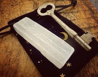 Llave antigua con forma de esqueleto y mini varita de selenita, amuleto de oportunidad y protección, bolsita de terciopelo negro con estrellas en forma de media luna, talismán.