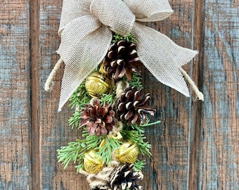 Campanas de bruja de Yule, decoración pagana del solsticio, piñas de Wisconsin, cascabeles de trineo, colgador de pomo de puerta, Navidad rústica con toques de madera, cascabeles navideños