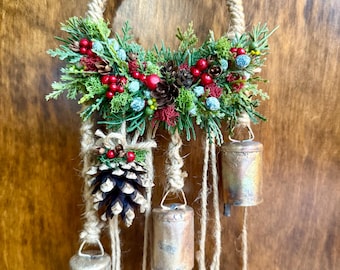 Campanas de bruja de Yule, decoración pagana del solsticio, pequeña corona navideña de invierno, campanas y estrella, rústico y amaderado, colgador de pomo de puerta navideño, hecho a medida.