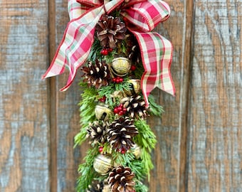 Campanas de bruja de Yule, decoración pagana del solsticio, piñas de pino de Wisconsin, cascabeles de trineo, colgador de puerta largo, Navidad rústica con temática de bosque, bruja de invierno