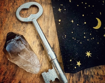 Llave antigua con punta de cristal de cuarzo ahumado – Talismán de protección en bolsa de terciopelo con luna y estrellas, hechizos, amuletos y talismanes.