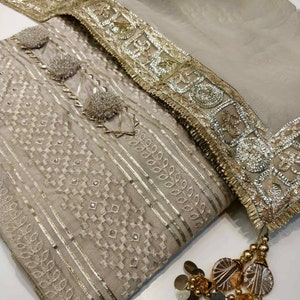 ATHARVA Handgestickter Salwar Kameez mit Stickerei Jaal Beige/Gota Patti Dupatta/Benutzerdefinierte Stich/Tunika/Hose/Patiala Salwar/Churridar/CH1533