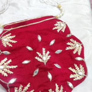 Bolsos Potli bordados a mano de ATHARVA. Exclusivos bolsos/carteras para mujer en 3D de Reds. Indios. Trabajos en dabke y perlas doradas. Asa con trabajo en perlas. Borlas. PB309
