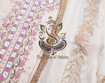 ATHARVA Salwar Kameez in crème met handgeborduurde nek en prachtige vierzijdige gota-werk chiffon dupatta - CH1159