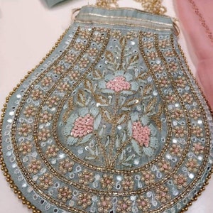 ATHARVA Handbestickte Potli Taschen. Exklusive 3D. Blaue Damen Tasche/Geldbeutel/Indisch/Golden Dabke & Perlenarbeit/Perlenarbeit Griff/Quaste/PB303