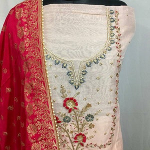 ATHARVA Salwar Kameez bordado a mano /Cuello bordado melocotón/Banarsi seda Dupatta/puntada personalizada/ajuar nupcial/borlas/CH1296