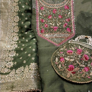 ATHARVA Handstickerei Salwar Kameez/Stickerei Hals Mehndi Grün/Banarsi Seide Dupatta mit Steinen/Custom Stitch/Stickerei Potli/CH1695