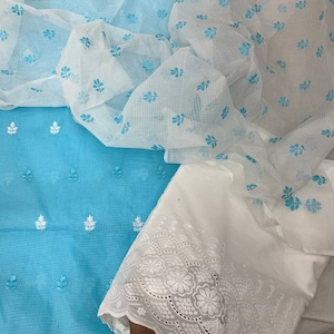 Puede incluir: Un conjunto de tres paneles de tela en blanco y azul claro. Los paneles están hechos de una tela ligera y transparente con un delicado patrón floral. Los paneles son perfectos para manualidades, costura o decoración del hogar.