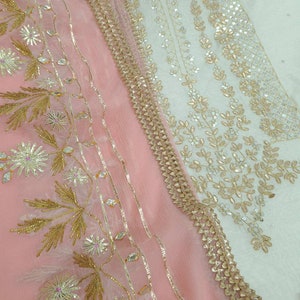 ATHARVA Handgestickter Salwar Kameez mit Creme (Off White) Chanderi Silk / Gota Patti Chiffon Dupatta / Custom Stitch / Patiala / Churridar / CH1546