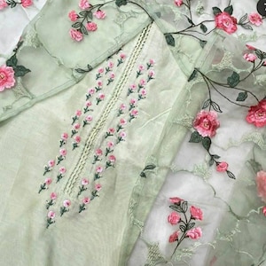 ATHARVA Handgestickter Salwar Kameez mit gesticktem Hals in Grün mit schwer gestickter Dupatta / Brautaussteuer / individuelle Stickerei / CH1218B