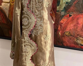 ATHARVA Salwar Kameez in pura seta tessuta a mano/Ricamo Aari Dori/Tessuto dorato/Cimelio di famiglia/Punto scucito personalizzato/Matrimonio/SK2007