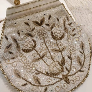 ATHARVA Handbestickte Potli Taschen. Exklusive 3D. WHITE Damen Tasche/Geldbeutel/Indisch/Golden Dabke & Perlenarbeit/Perlenarbeit Griff/ Quaste/ PB302