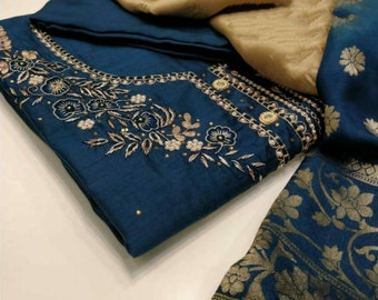 ATHARVA Broderie Salwar Kameez avec broderie cou bleu marine avec soie Banarsi Dupatta/Gota Pati point personnalisé/tunique pantalon/Patiala Salwar/CH1477