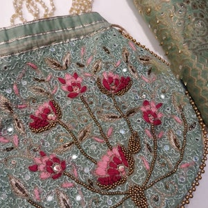 ATHARVA Handbestickte Potli Taschen. Exklusive 3D. Blau Rosa Damen Tasche/Geldbeutel/Indisch/Zari & Perlenarbeit/Perlenarbeit Griff/Quaste/PB308