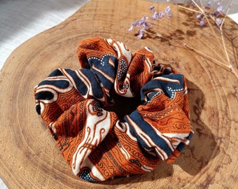 Duurzaam handgemaakte, upcycle  scrunchie van originele batik stof. Zwart/bruin en wit.