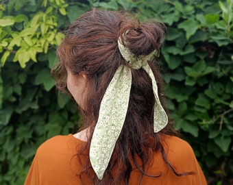 Elastico per capelli sostenibile fatto a mano con nastro in tessuto verde chiaro con stampa floreale bianca, viscosa, ricavato da un vecchio vestito: upcycling!