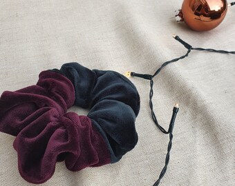 Duurzaam handgemaakte scrunchie met 2 kleuren: Bordeaux rood en zwart/grijs, gemaakt van reststof fluweel/velours