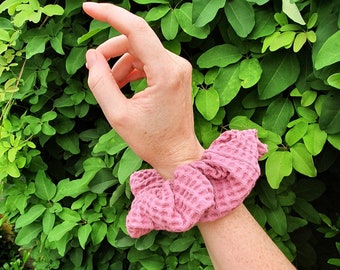 Duurzaam handgemaakte roze scrunchie, gemaakt van restjes wafelstof