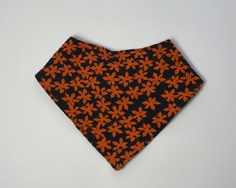 Duurzame, handgemaakte, gerecyclede sjaaltje/ slabber voor baby's, zwart met warm oranje bloemen, sluiting met 2 drukknopen.
