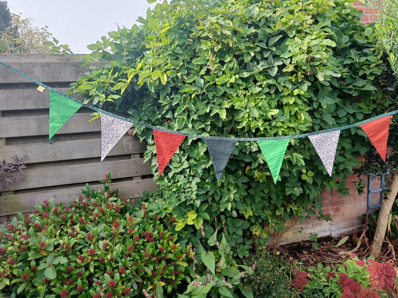 Duurzame slinger voor feest of verjaardag van 2ehands stof en reststof, 3 meter of langer afbeelding 6