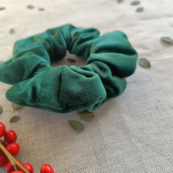 Nachhaltiges handgefertigtes Scrunchie. Dunkelgrün, hergestellt aus Restmaterial Samt/Velours