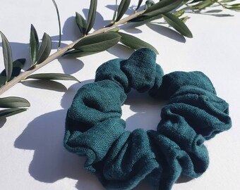 Duurzaam handgemaakte scrunchie in bosgroen linnen, gemaakt van reststof