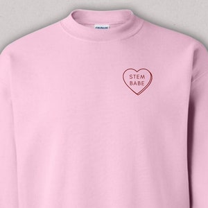 Gesticktes Valentinstagsgeschenk für sie | STEM Babe Steminist AF Boss Babe | Candy Heart Unisex Rundhals-Sweatshirt für Frauen in STEM | Benutzerdefinierter Text