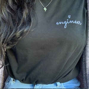 Geborduurd vrouwelijk ingenieurs-T-shirt voor dames van LaSTEMgirl - een winkel voor dames in STEM