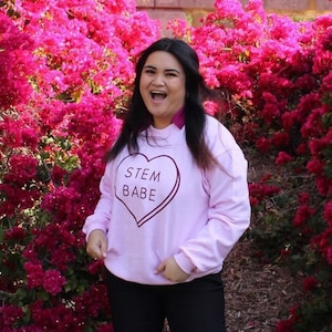 STEM Babe Candy Herz Unisex Rundhals-Sweatshirt für Frauen in STEM von LaSTEMgirl Süßes Valentinstagsgeschenk für Ihre STEM-Bestie