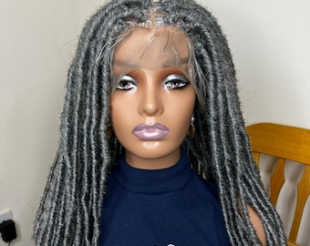Könnte beinhalten: Graue synthetische Dreadlock-Perücke mit einem Spitzenfront. Die Perücke ist in langen, lockeren Dreadlocks gestylt. Die Perücke befindet sich auf einem Mannequin-Kopf, der ein marineblaues Hemd mit dem Aufdruck "Beautyhubb" auf der Vorderseite trägt.