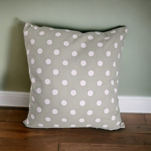 Housse de coussin faite à la main à pois sauge 40 x 40 cm | imprimé fleuri | conception à pois | décor de maison de campagne
