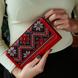 Women's wallet leather with zipper - Leather clutch with embroidery - Ukrainian women's wallet - Leather Cartholder - Gift for her