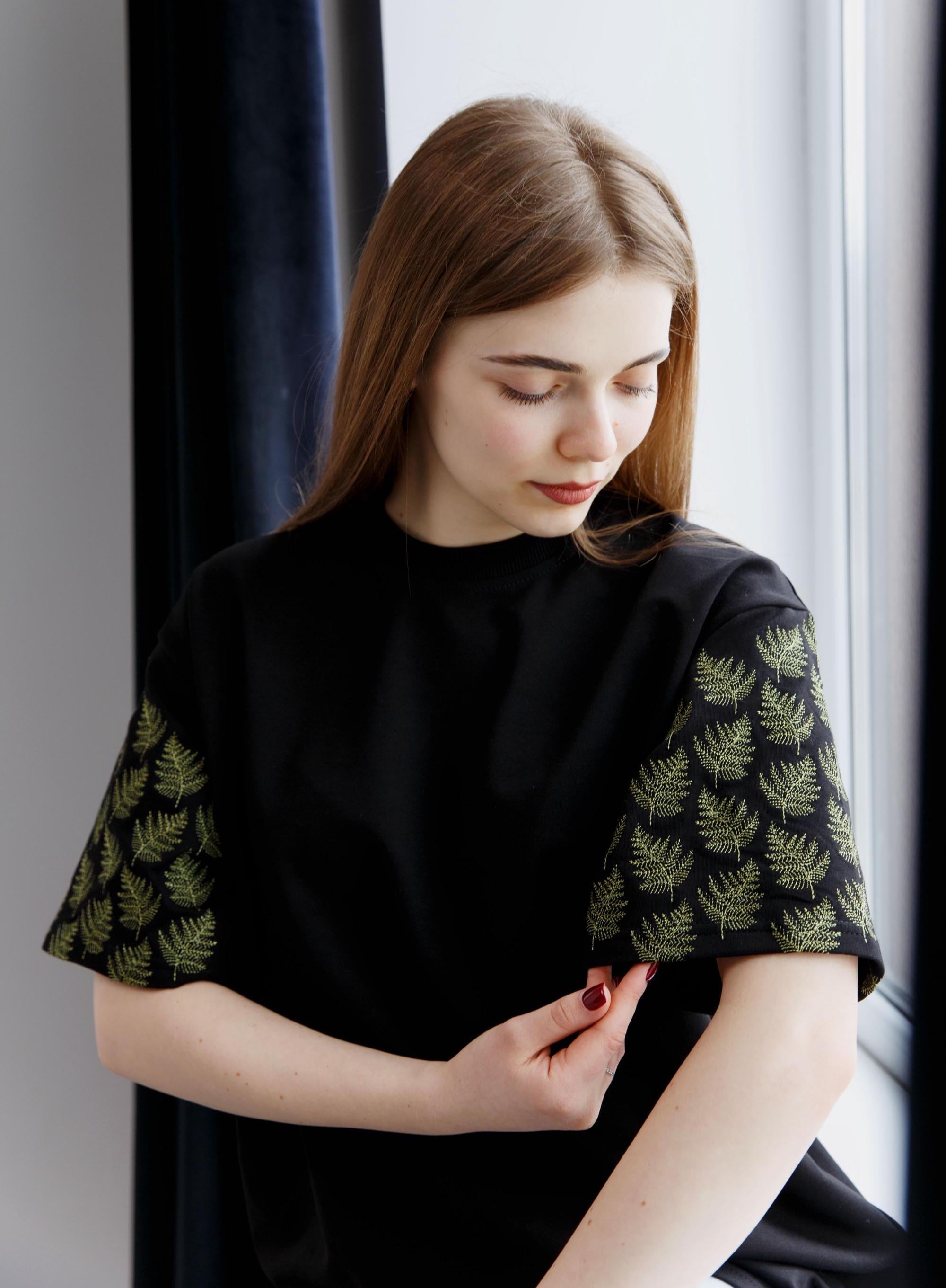Ukrainian t-shirt with embroidery - Woman black t-shirt - Fern leaves - Oversized t-shirt - Mother's day gift