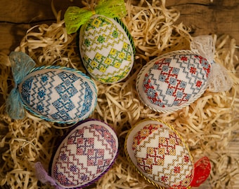 Broderade ukrainska påskägg - Korsstygn Pysanky, set om 5