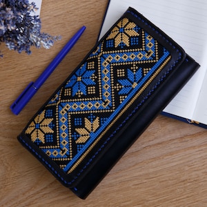 Women's wallet leather with zipper - Leather clutch with embroidery - Ukrainian women's wallet - Leather Cartholder - Gift for her